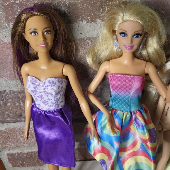 6 Barbie dolls in different outfits - Picture 2 of 7